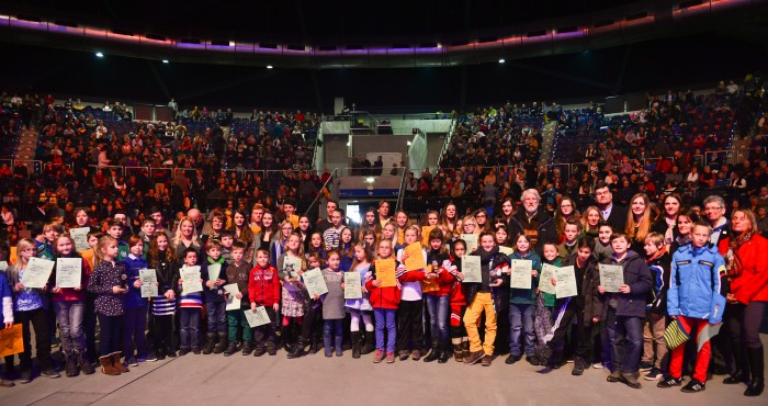 Das Gymnasium Salzgitter-Bad wurde in der Volkswagen Halle Braunschweig als teilnehmerstärkste Schule am Leichtathletik-Mehrkampfcup ausgezeichnet. Foto: STIFTUNG NORD/LB • ÖFFENTLICHE