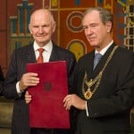 Ehrenbürger Ferdinand Piëch mit der Ernennungsurkunde und Oberbürger Dr. Gert Hoffmann. Foto: Peter Sierigk