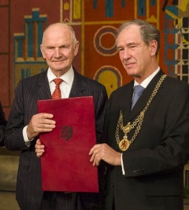 Ehrenbürger Ferdinand Piëch mit der Ernennungsurkunde und Oberbürger Dr. Gert Hoffmann. Foto: Peter Sierigk