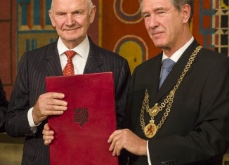 Ehrenbürger Ferdinand Piëch mit der Ernennungsurkunde und Oberbürger Dr. Gert Hoffmann. Foto: Peter Sierigk