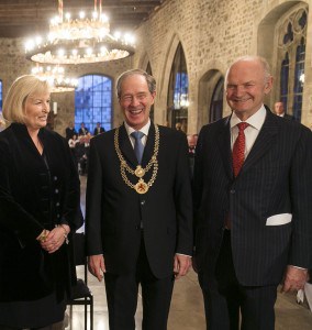 Gut gelaunt: Oberbürgermeister Dr. Gert Hoffmann mit Ursula und Ferdinand Piëch. Foto: Peter Sierigk