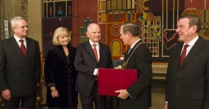 Ferdinand Piëch nimmt die Ehrenbürgerurkunde aus den Händen von Oberbürgermeister Gert Hoffmann entgegen. Links VW-Vorstandsvorsitzender Martin Winterkorn und Ursula Piëch, rechts Alt-Bundeskanzler Gerhard Schröder. Foto: Peter Sierigk