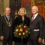 Blumen für Ursula Piëch, eingerahmt von Martin Winterkorn, Gerhard Schröder, Ehemann Ferdinand Piëch und Oberbürgermeister Gert Hoffman. Foto: Peter Sierigk