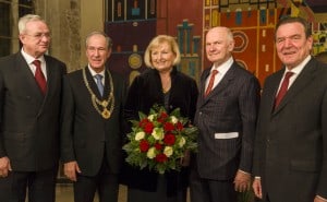 Blumen für Ursula Piëch, eingerahmt von Martin Winterkorn, Gerhard Schröder, Ehemann Ferdinand Piëch und Oberbürgermeister Gert Hoffman. Foto: Peter Sierigk