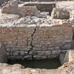 Die Steine der Stadtmauer wurden vor dem Abtragen nummeriert. Foto: Udo Gebauhr