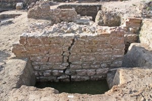 Die Steine der Stadtmauer wurden vor dem Abtragen nummeriert. Foto: Udo Gebauhr