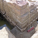 Das Fundament wurde sorgsam freigelegt. Foto: Udo Gebauhr