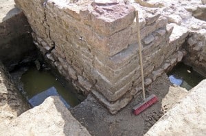 Das Fundament wurde sorgsam freigelegt. Foto: Udo Gebauhr