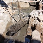 Unter dem Fundament wurde ein Stück eines mittelalterlichen Krans entdeckt. Foto: Udo Gebauhr