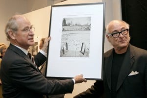 Richard Borek (mit gerahmten Foto) und Michael Meyersfeld. Foto: Borek