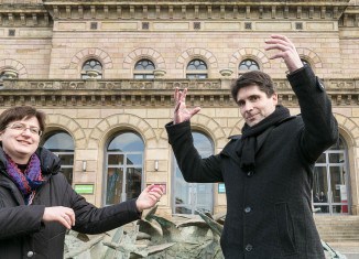 Violinistin Gabriele Streicher und Dirigent Alexander Mottok „üben“ vor dem Staatstheater. Foto: Peter Sierigk