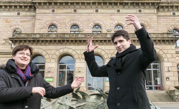 Violinistin Gabriele Streicher und Dirigent Alexander Mottok „üben“ vor dem Staatstheater. Foto: Peter Sierigk