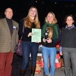 Bei der weiblichen Jugend U18 gewann die Hoffmann-von-Fallersleben-Schule aus Braunschweig. Die Urkunde überreichten Dieter Krüger, NLV-Vizepräsident Breitensport und Sportentwicklung, und Susanne Schuberth von der STIFTUNG NORD/LB • ÖFFENTLICHE. Foto: STIFTUNG NORD/LB • ÖFFENTLICHE