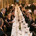 Illustre Gäste an der langen Tafel beim „8. Braunschweigs Stiftungs-Essen“ in der Dornse des Altstadtrathauses. Foto: Peter Sierigk