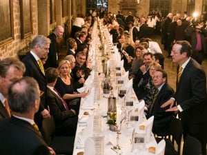 Illustre Gäste an der langen Tafel beim „8. Braunschweigs Stiftungs-Essen“ in der Dornse des Altstadtrathauses. Foto: Peter Sierigk