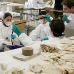 Beispiel für Förderprojekt der Kulturstiftung der Länder: Freiwillige Helfer bei der Erstversorgung geborgener Archivalien aus dem Historischen Archiv der Stadt Köln. Foto: Stadt Köln Rheinisches Bildarchiv