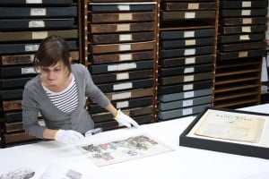 Beispiel für Förderprojekt der Hermann Reemtsma Stiftung: Restauratorin Doreen Küberling im Archiv des Hamburg Museums. Foto: Hamburg Museum