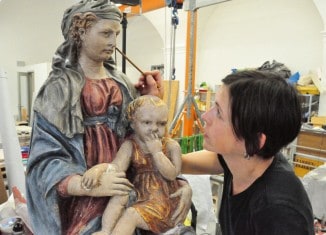 Beispiel für ein Förderprojekt der Kulturstiftung der Länder: Restauratorin Katarina Haug bei der Arbeit an „Madonna mit Kind“, Umkreis Donatello, um 1410. Foto: Kunstmuseum Kloster Unser Lieben Frauen Magdeburg