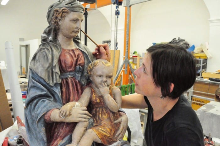 Beispiel für ein Förderprojekt der Kulturstiftung der Länder: Restauratorin Katarina Haug bei der Arbeit an „Madonna mit Kind“, Umkreis Donatello, um 1410. Foto: Kunstmuseum Kloster Unser Lieben Frauen Magdeburg