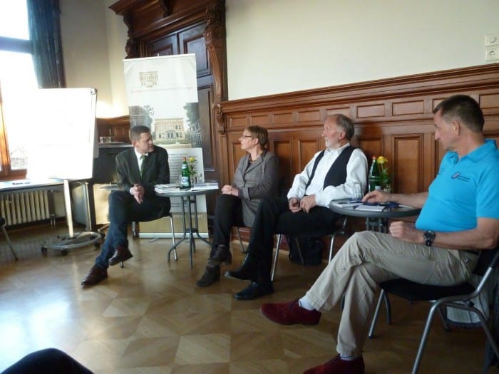 Diskutierten im Haus der Braunschweigischen Stiftungen (von links): Moderator Dr. Ulrich Brömmling, Marlies Grebe (Heimat- und Geschichtsverein für Landkreis und Stadt Holzminden e.V.), Hans-Werner Kalkmann (Kunstverein Bad Salzdetfurth e.V.) und Heino Grewe-Ibert (Triathlon Verband Niedersachsen e.V.). Foto: Haus der Braunschweigischen Stiftungen