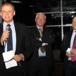 Sebastian Ebel eröffnete die Ausstellung in der Stadiongastronomie „Wahre Liebe“. Im Hintergrund (von links) Eintrachts Pressesprecherin Miriam Herzberg, Eintrachts Ehrenpräsident Gerhard Glogowski und Michael Eichel, Pressesprecher der Mast-Jägermeister SE . Foto: Eintracht Braunschweig/Susanne Hübner