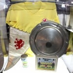 Meistertrikot, Eintracht-Wimpel mit den Unterschriften der 1967er Mannschaft, Meisterbier und der Erinnerungsteller des FC Bayern München zur Deutschen Meisterschaft. . Foto: Eintracht Braunschweig/Susanne Hübner