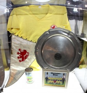 Meistertrikot, Eintracht-Wimpel mit den Unterschriften der 1967er Mannschaft, Meisterbier und der Erinnerungsteller des FC Bayern München zur Deutschen Meisterschaft. . Foto: Eintracht Braunschweig/Susanne Hübner