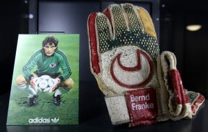 Die Handschuhe von Torhüter-Legende Bernd Franke. Foto: Eintracht Braunschweig/Susanne Hübner