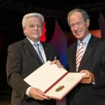 Braunschweigs Oberbürgermeister Dr. Gert Hoffmann (rechts) verlieh Franz Matthies, Präsident des Stadtsportbundes, die Sportmedaille 2014. Foto: Peter Sierigk
