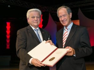 Braunschweigs Oberbürgermeister Dr. Gert Hoffmann (rechts) verlieh Franz Matthies, Präsident des Stadtsportbundes, die Sportmedaille 2014. Foto: Peter Sierigk