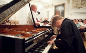 Vlady Bystrov und Tilman Thiemig bei "KREISLERKREISE. TAUMELTANZ" der Festivals 2010 und 2012. Foto: Tastentaumel