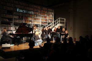 WORTMUSEUM-Schau: Vergessene Worte treffen auf Klavier. Jan-Heie Erchinger und Kathrin Reinhardt präsentierten gemeinsam mit Schülern eine Schau aus Musik, Sprache und Schauspiel (Tastentaumel 2012). Foto: Stefan Koppelmann