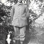 Offizier mit Hund auf Heimatbesuch. Foto von Glasplatte: Archiv E.-J. Zauner