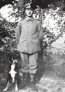 Offizier mit Hund auf Heimatbesuch. Foto von Glasplatte: Archiv E.-J. Zauner