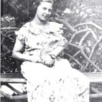 Foto von Frau mit Kaninchen aus derselben Glasplattenserie. Foto: Archiv E.-J. Zauner