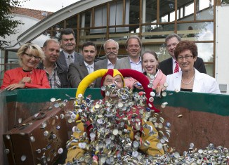 Till freut sich mit den Unterstützern über ganz viele Kronkorken. Foto: Peter Sierigk