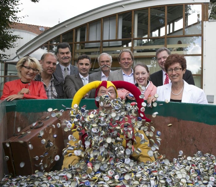 Till freut sich mit den Unterstützern über ganz viele Kronkorken. Foto: Peter Sierigk