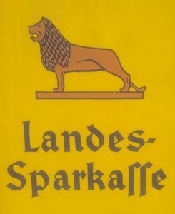 Emaille-Schild der Braunschweigischen Landessparkasse, das bis 1970 an jeder Niederlassung prangte. Foto: BLSK