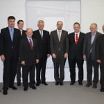 Das Autorenteam mit Professor Dr. Lothar Hagebölling (vorne) und dem Vorstandsvorsitzenden der Braunschweigischen Landessparkasse (rechts daneben) und Axel Richter, Geschäftsführendes Vorstandsmitglied der STIFTUNG NORD/LB • ÖFFENTLICHE (links daneben). Foto: BLSK