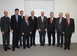 Das Autorenteam mit Professor Dr. Lothar Hagebölling (vorne) und dem Vorstandsvorsitzenden der Braunschweigischen Landessparkasse (rechts daneben) und Axel Richter, Geschäftsführendes Vorstandsmitglied der STIFTUNG NORD/LB • ÖFFENTLICHE (links daneben). Foto: BLSK