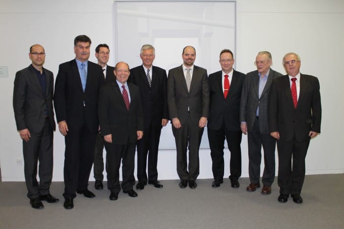 Das Autorenteam mit Professor Dr. Lothar Hagebölling (vorne) und dem Vorstandsvorsitzenden der Braunschweigischen Landessparkasse (rechts daneben) und Axel Richter, Geschäftsführendes Vorstandsmitglied der STIFTUNG NORD/LB • ÖFFENTLICHE (links daneben). Foto: BLSK