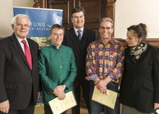 Freuen sich über ihre Stipendien: Thomas Bartels und Michael Nitsche. Gerhard Glogowski (links), Vorstandsvorsitzender der STIFTUNG NORD/LB • ÖFFENTLICHE, Axel Richter (hinten), Geschäftsführendes Vorstandsmitglied der Stiftung, und Kunsthistorikerin Dr. Anne Mueller von der Haegen beglückwünschen die beiden Künstler. Foto: Peter Sierigk