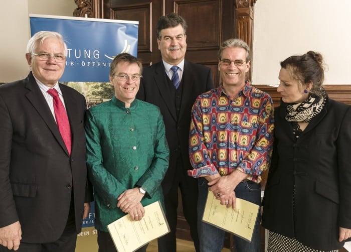 Freuen sich über ihre Stipendien: Thomas Bartels und Michael Nitsche. Gerhard Glogowski (links), Vorstandsvorsitzender der STIFTUNG NORD/LB • ÖFFENTLICHE, Axel Richter (hinten), Geschäftsführendes Vorstandsmitglied der Stiftung, und Kunsthistorikerin Dr. Anne Mueller von der Haegen beglückwünschen die beiden Künstler. Foto: Peter Sierigk