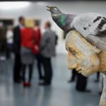 Skulptur einer jungen Frau mit einer unförmigen Taube auf dem demütig gesenkten Kopf. Foto: Andreas Greiner-Napp