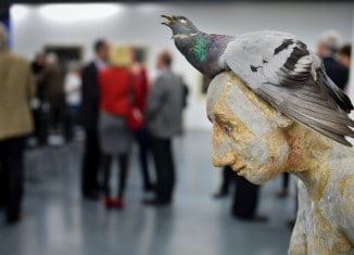 Skulptur einer jungen Frau mit einer unförmigen Taube auf dem demütig gesenkten Kopf. Foto: Andreas Greiner-Napp