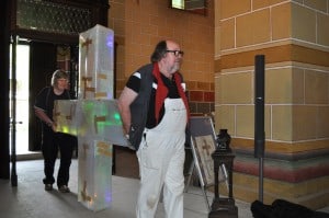 Ludger Hinse trägt sein Lichtkreuz in den Kaiserdom. Foto: Ralph-Herbert Meyer