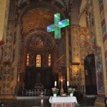 Das Kreuz hat seine Position im Kaiserdom erreicht. Foto: Ralph-Herbert Meyer
