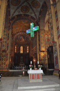 Das Kreuz hat seine Position im Kaiserdom erreicht. Foto: Ralph-Herbert Meyer