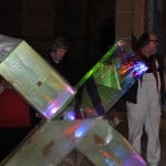 Das Kreuz aus speziellem Plexiglas wird aus der Folie gepackt. Foto: Ralph-Herbert Meyer