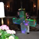 Das Hochziehen des Lichtkreuzes beginnt. Foto: Ralph-Herbert Meyer